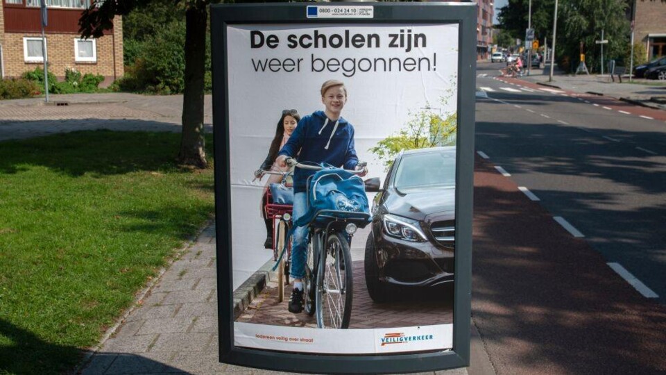 Een reclamebord met de tekst: de scholen zijn weer begonnen.