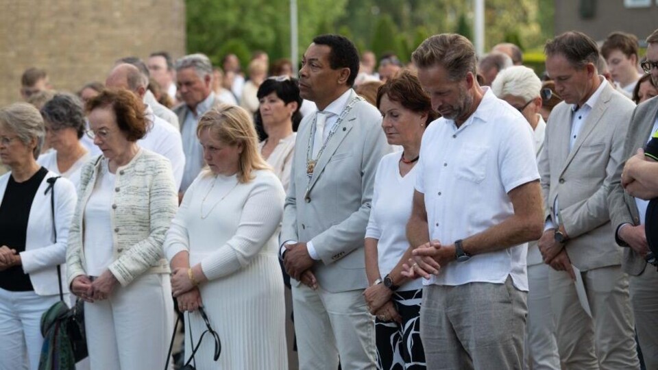De burgemeesters van Hulst, Terneuzen en Sluis bij de stille tocht na het ongeluk in Zeeuws-Vlaanderen.