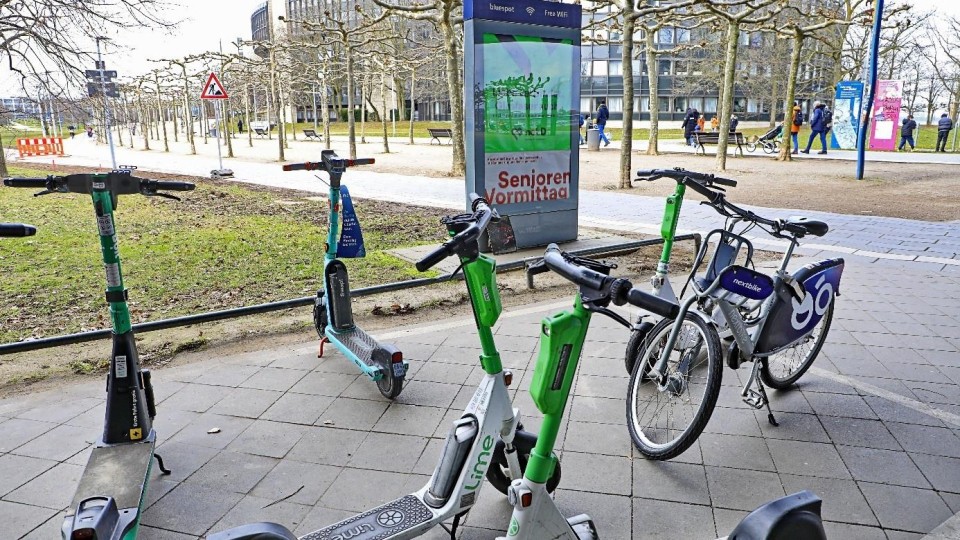 Geparkeerde elektrische deelsteps in Düsseldorf Foto: Branko de Lang/ANP