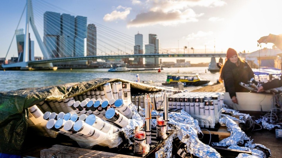Voorbereidingen voor het Nationaal Vuurwerk dat op oudjaarsdag op de Erasmusbrug in Rotterdam wordt afgestoken.