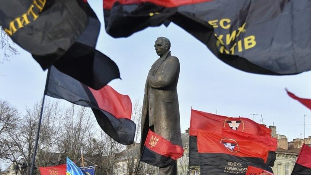 De jaarlijkse herdenking van de geboortedag van Stepan Bandera, bij een standbeeld in Lviv. De zwartrode vlaggen horen bij de OUN.