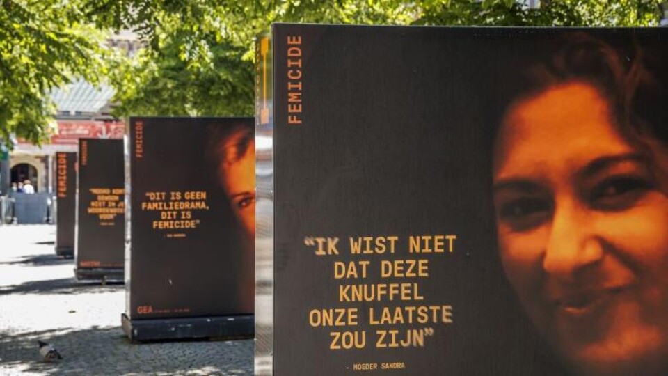 Straatposters Filomena-campagne met vrouwengezichten en citaten tegen femicide.