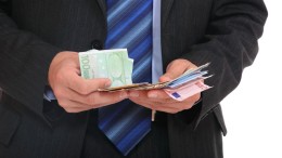 Ambtenaar verdiende miljoenen bij zonder af te dragen