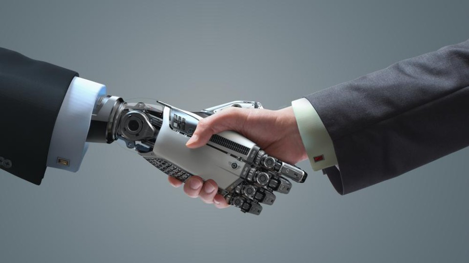 Robot geeft hand aan mens