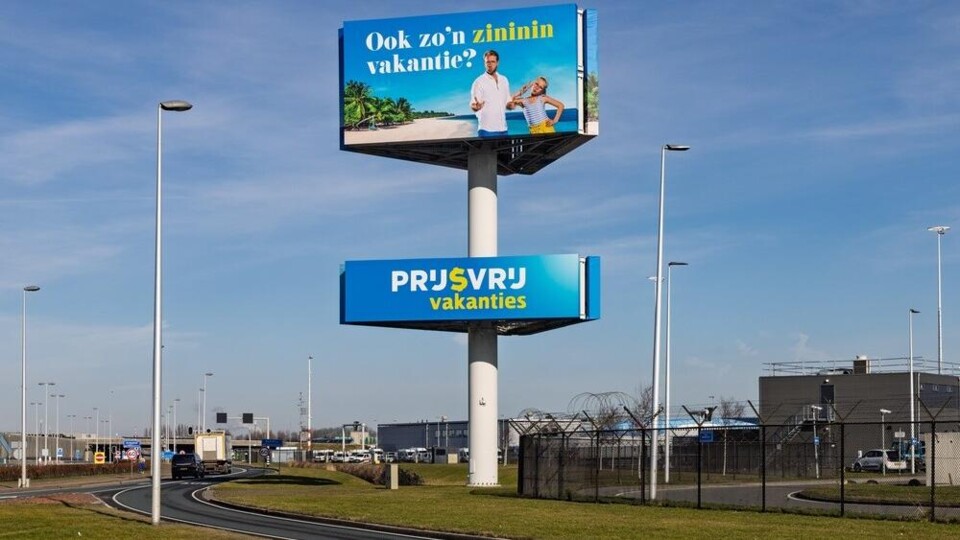 Twee grote billboards langs een weg met teksten over prijsvrije vakanties en zomerse vakanties.