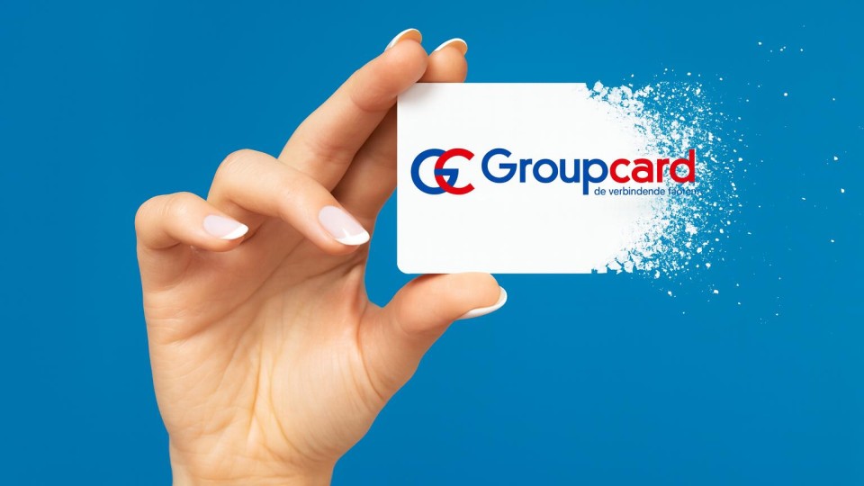 Hand met afbrokkelende Groupcard
