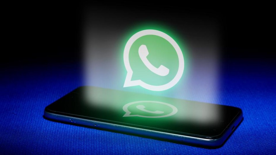 WhatsApp-logo boven smartphone