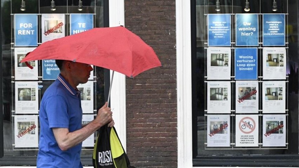 Een makelaarsetalage in Leiden, adverterend voor huurwoningen.