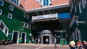 Staatssecretaris steunt Zaanstad in publicatie namen