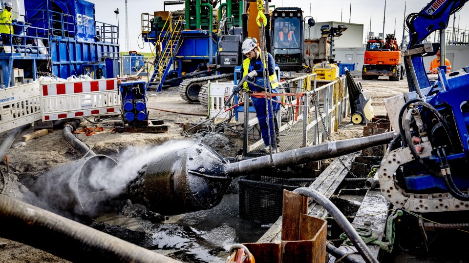 Half april werd er voor het Porthos-project een gat geboord onder de zeewering op de Maasvlakte. Porthos transporteert afgevangen CO2 naar…
