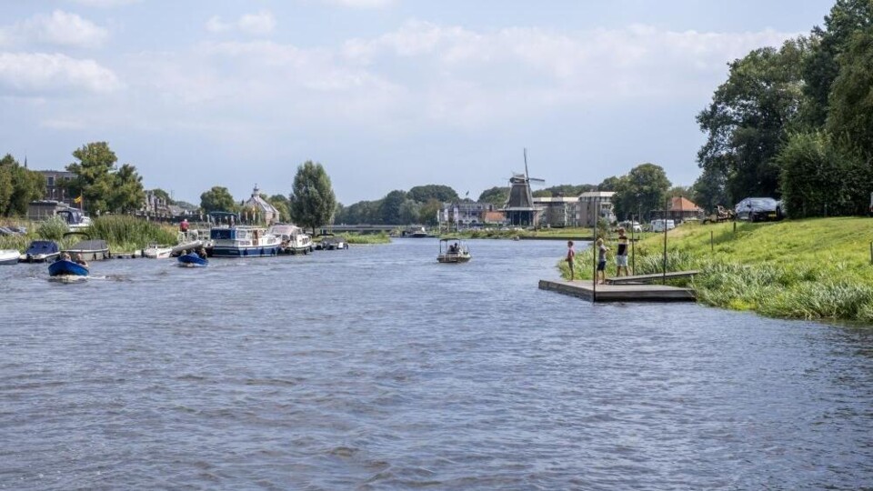 De Overijsselse Vecht, met bootjes en een molen