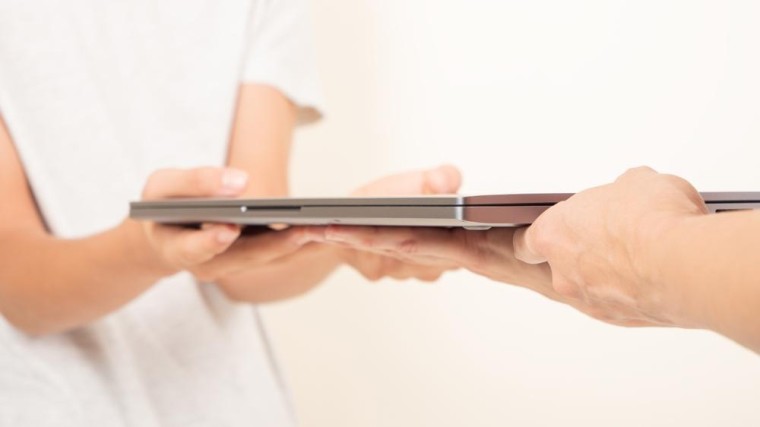 Overheid geeft duizenden afgeschreven laptops weg