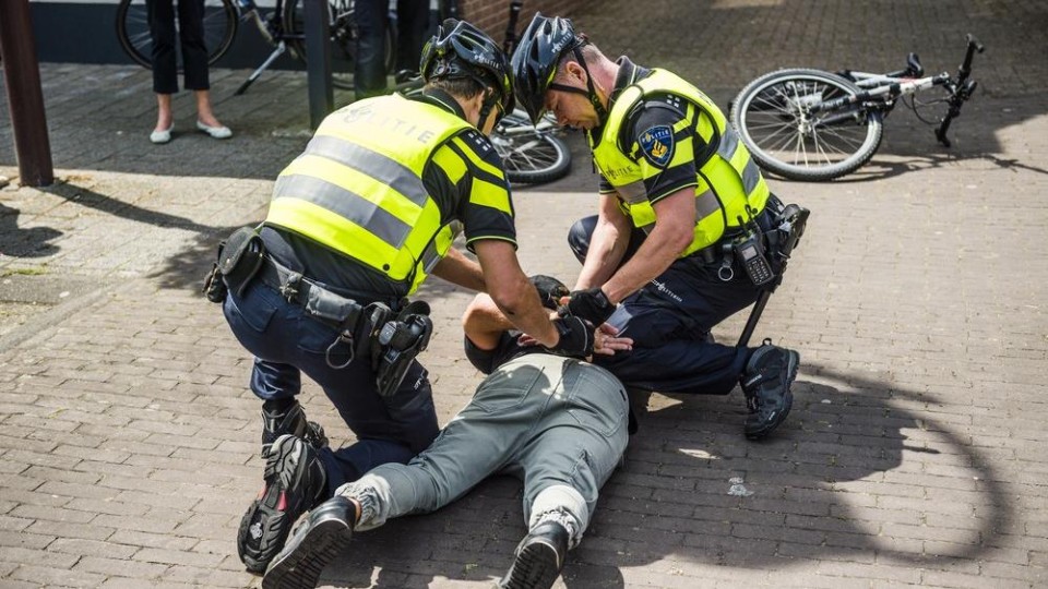 Man wordt gearresteerd door twee agenten