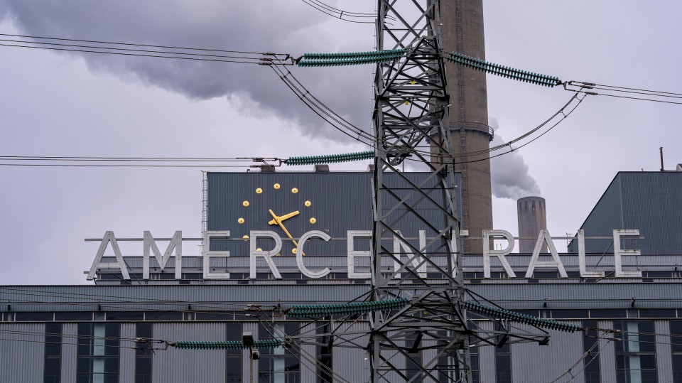 De met kolen en biomassa gestookte Amercentrale levert warmte aan een warmtenet voor bedrijven en huishoudens in onder meer Tilburg en…
