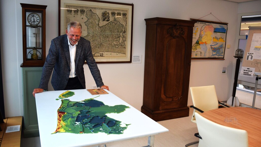 Dijkgraaf Remco Bosma van hoogheemraadschap Hollands Noorderkwartier in zijn kantoor