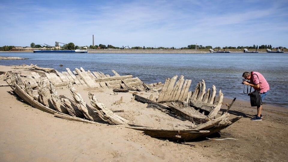 Het wrak van het gezonken schip De Hoop uit 1895 is zichtbaar geworden door de lage waterstand in de Rijn tussen Tolkamer en Spijk.