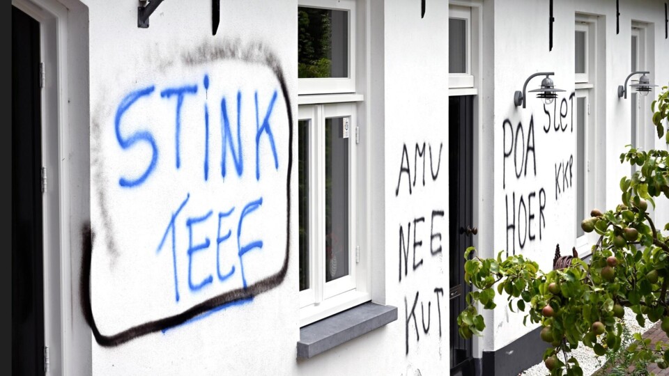 Huizen van inwoners van Engelen beklad door tegenstanders van een opvanglocatie voor minderjarige asielzoekers. 