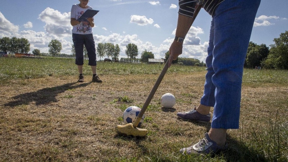 Senioren spelen boerengolf in een weiland. Foto: Ger Loeffen/ANP