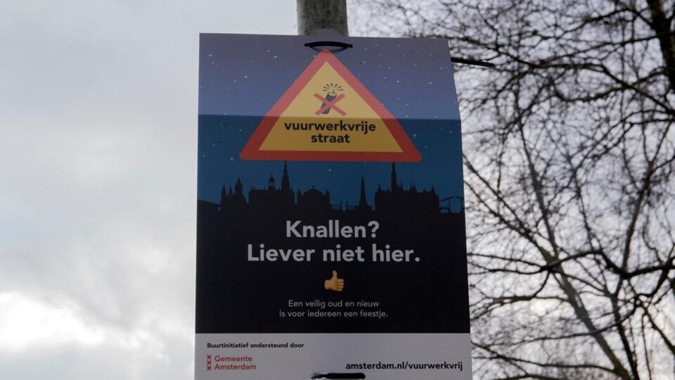 Straatbord waarschuwingsbord vuurwerkvrije straat Amsterdam met vuurwerk-symbool en tekst Knallen Liever niet hier