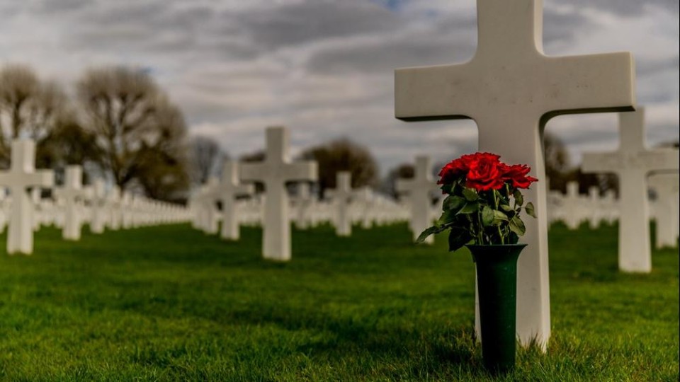Bloemen bij kruis op Margraten