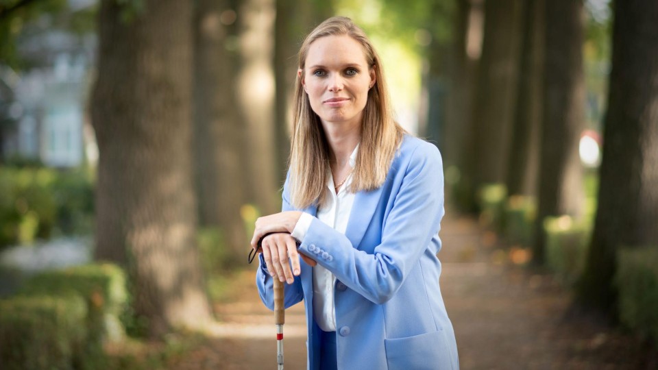 Tjarda Struik met blindenstok