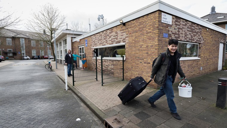 Inwoners gemeenten met azc’s sturen brieven met bloemzaadjes