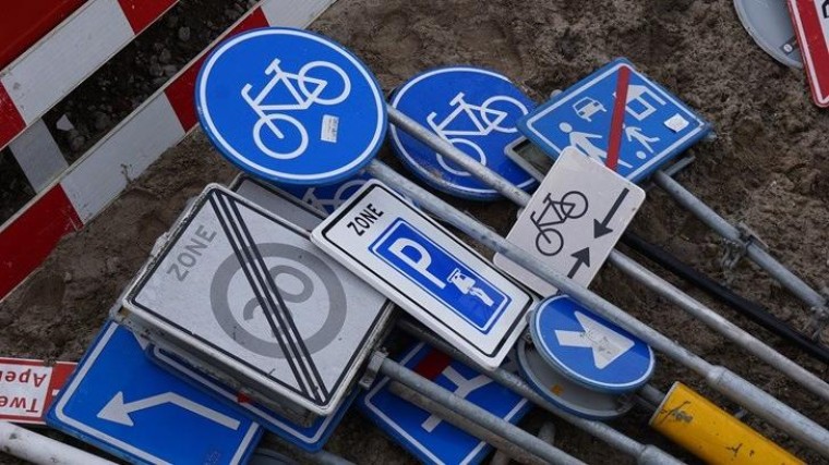 Eenvoudig CO2-uitstoot tegengaan? Hergebruik verkeersborden