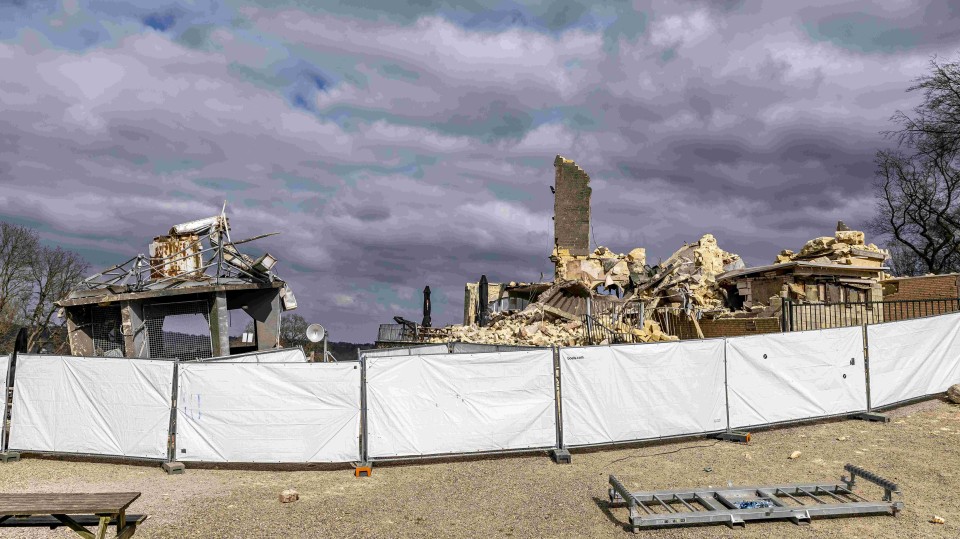 De ingestorte Wilhelminatoren bij Valkenburg