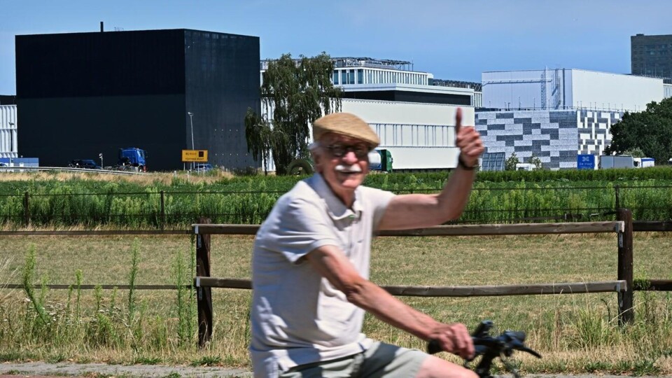 Een fietser voor het terrein van chipsfabrikant ASML in Veldhoven.