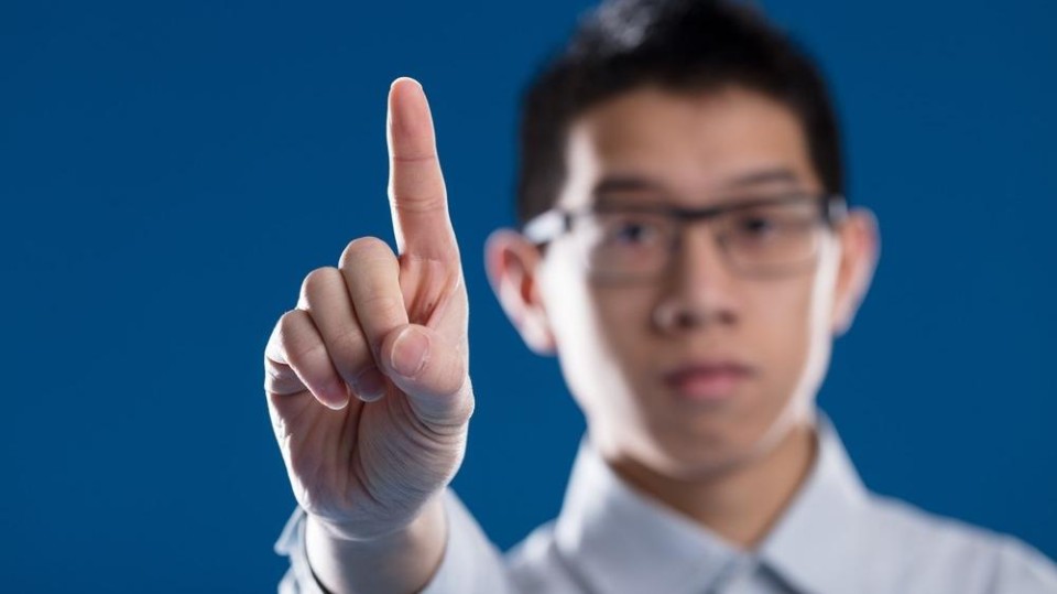 Man steekt vinger op