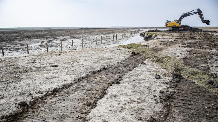 Al drie jaar zonder vergunning baggeren in de Eems-Dollard