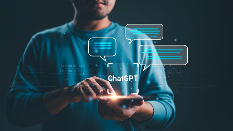 man tikt op telefoon waar 'ChatGPT' boven staat