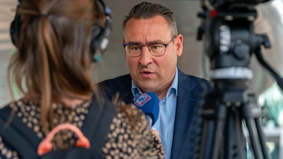 Richard de Mos, partijleider van Hart voor Den Haag, voor de camera van Omroep West