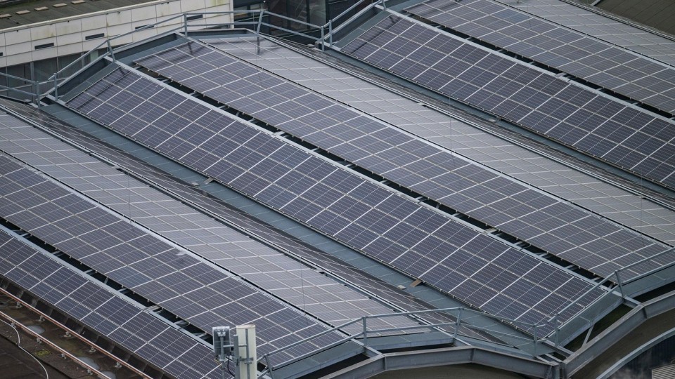Zonnepanelen op een loods in Amsterdam.