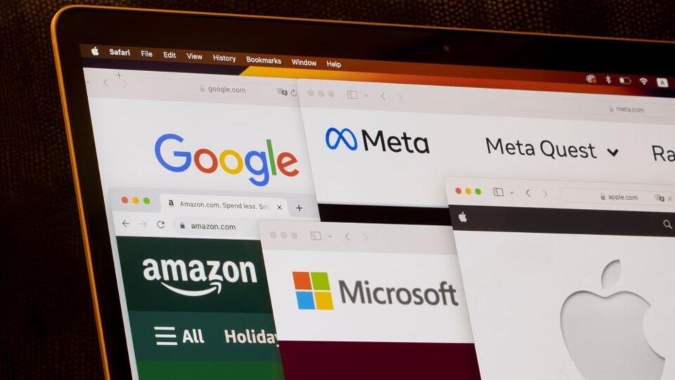 Een computerscherm met tabbladen van Google, Meta, Amazon, Microsoft en Apple