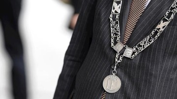 Oud-burgemeester vast voor bezit kinderporno