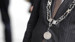 Oud-burgemeester vast voor bezit kinderporno