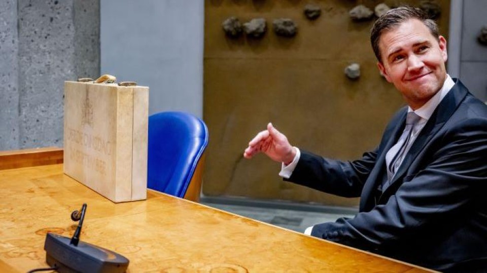 Minister Eelco Heinen biedt de Miljoenennota 2025 aan
