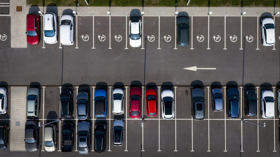 Een parkeerplaats met (elektrische) auto's in Middenmeer, Noord-Holland.