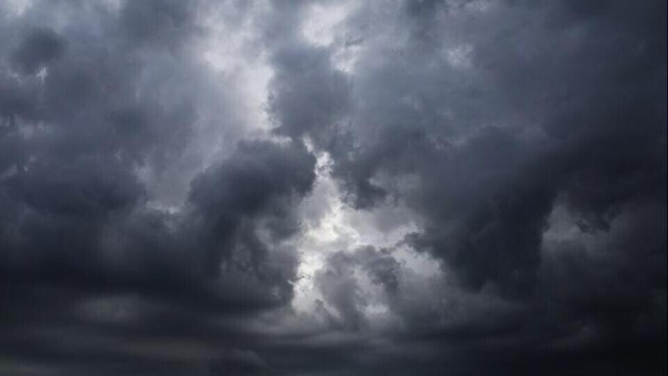 Donkere wolken aan de hemel