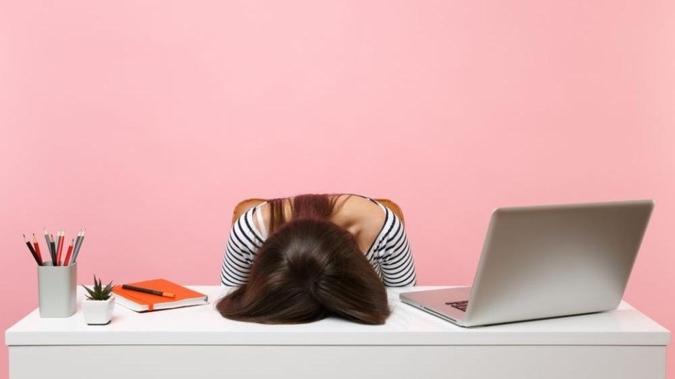 Meisje legt hoofd op bureau