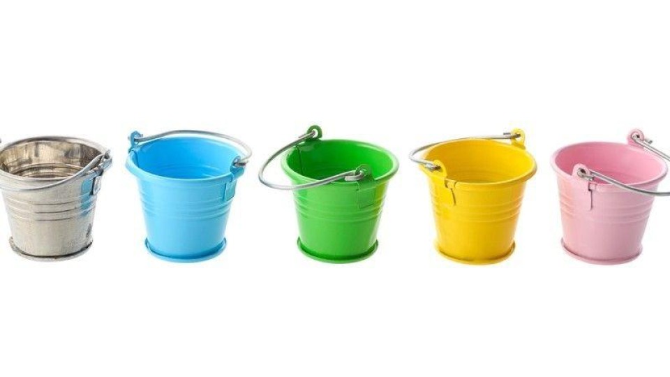 gekleurde emmers op een rij