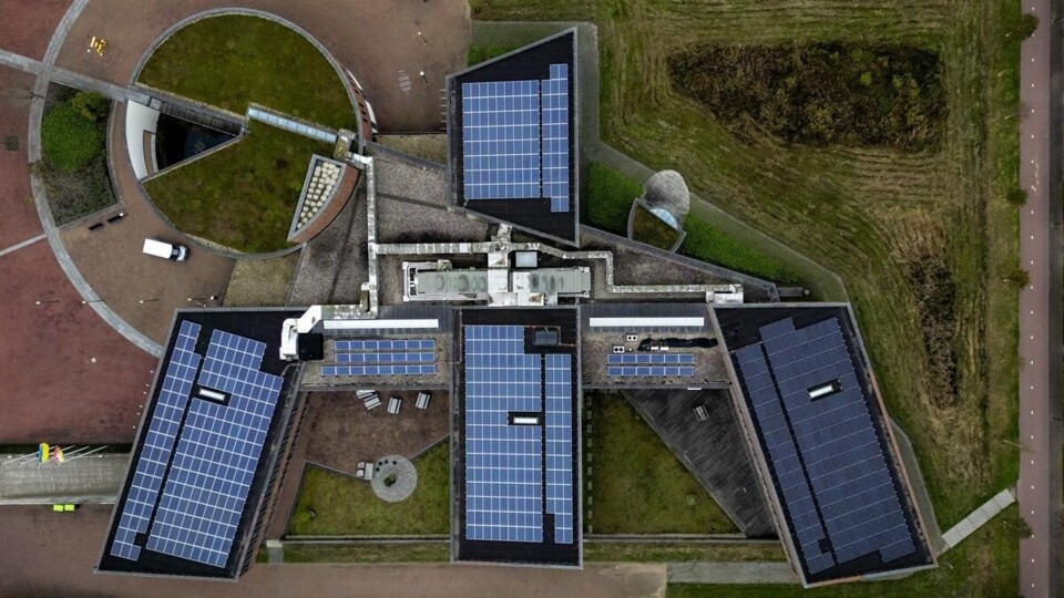 Het gemeentehuis van Eemnes, met zonnepanelen op het dak.