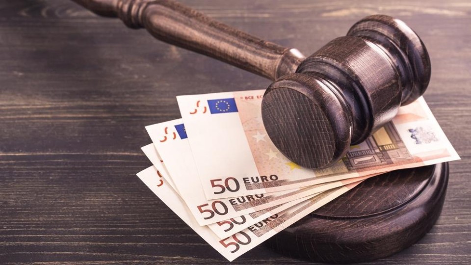 Hamer en bankbiljetten