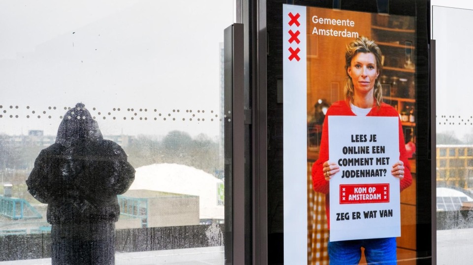 Abri met poster tegen jodenhaat