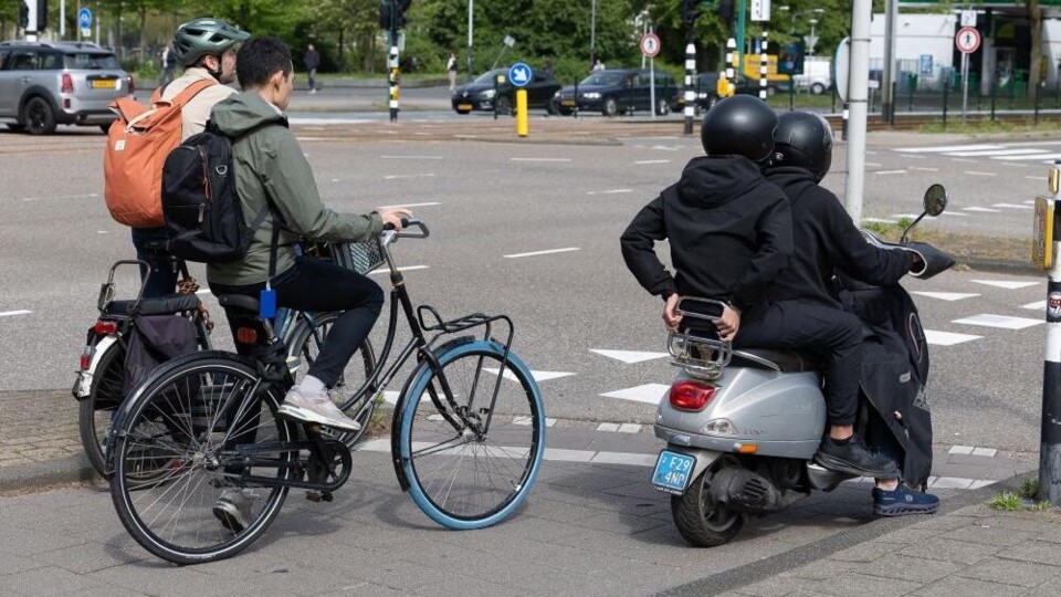 bromscooter wacht voor het kenteken