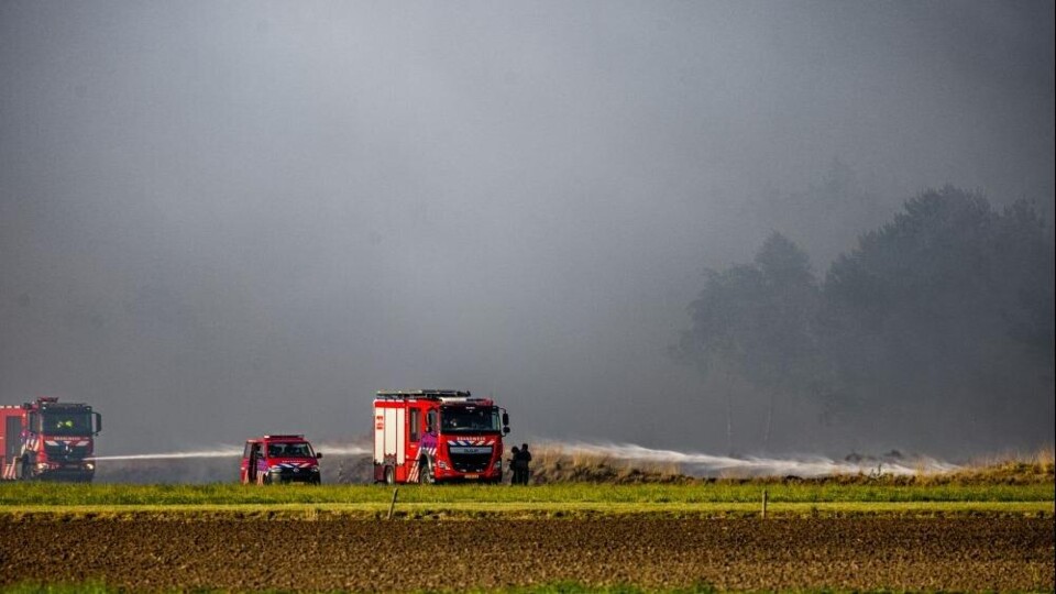 De brandweer aan het werk bij een natuurbrand op de Weerterheide.