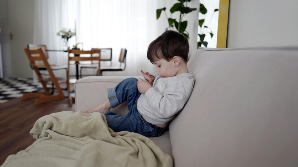 Peuter zit aan smartphone gekluisterd