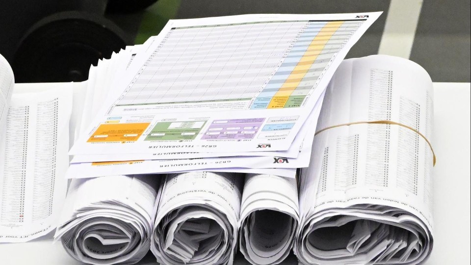 opgerolde stembiljetten met telkaart