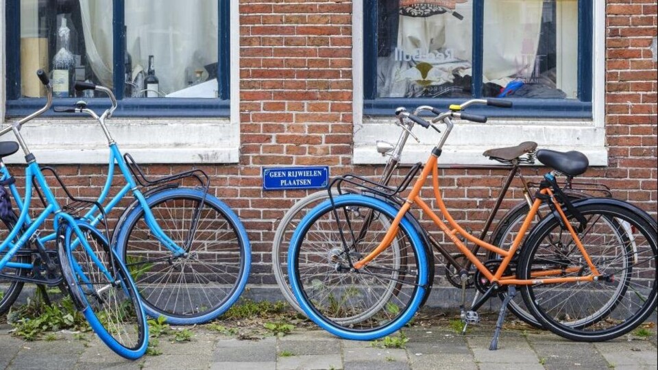 Blauwe fietsen voor een studentenwoning.